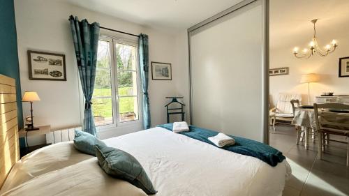 - une chambre avec un grand lit et une salle à manger dans l'établissement L'argousier St Val, à Saint-Valery-sur-Somme