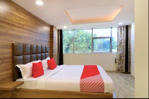 Postel nebo postele na pokoji v ubytování Hotel O Cloud 9