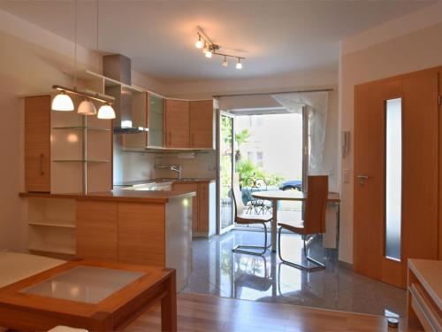 Kuchyň nebo kuchyňský kout v ubytování Lovely flat in Deggendorf with luxurious furnishings with southern flair