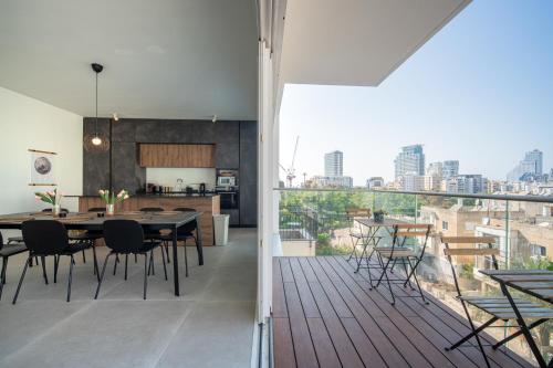 uma cozinha em plano aberto e sala de jantar com vista para a cidade em Lapin Luxury Apartment By Nimizz em Tel Aviv