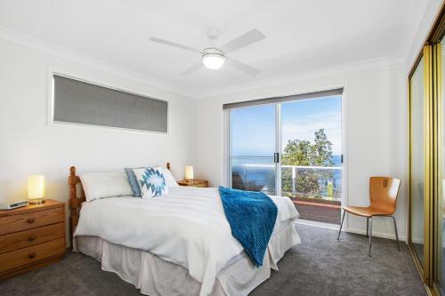 Un dormitorio con una cama y una ventana grande. en Bellevue, en Manyana