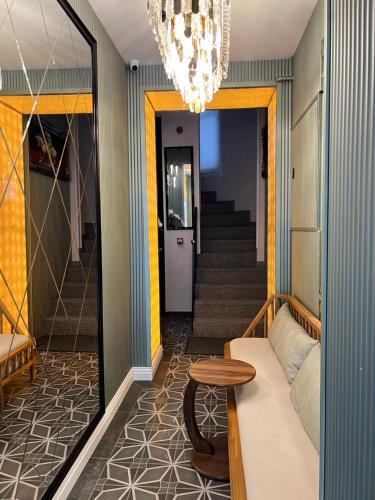 sala de estar con sofá y lámpara de araña en The Aramis Galata Hotel, en Estambul