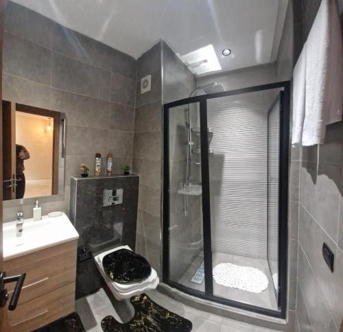 La salle de bains est pourvue d'une douche et d'un lavabo. dans l'établissement Millénium vip parc appartement, à Mohammedia