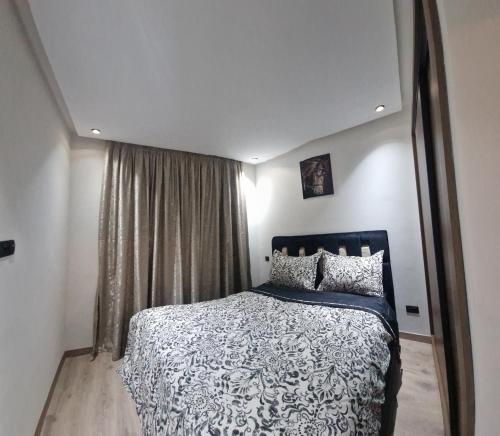 - une chambre avec un lit et une fenêtre dans l'établissement Millénium vip parc appartement, à Mohammedia