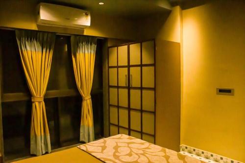 Postel nebo postele na pokoji v ubytování Anantam- A 3bhk luxurious Villa