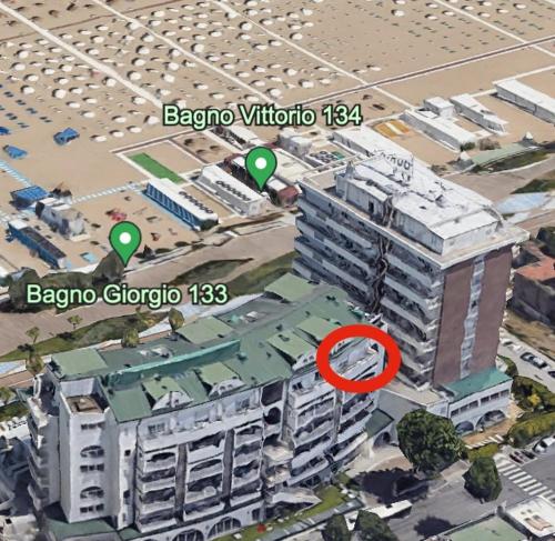um mapa de um edifício com um círculo vermelho em Yes Hotel Touring & SPA em Rimini