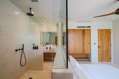 bagno con doccia, vasca e lavandino di Villa Tortuga Pererenan a Munggu