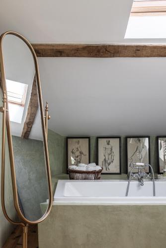 une salle de bain avec une baignoire et un miroir dans l'établissement Domaine de La FELICITA, à Saint-Barthélemy