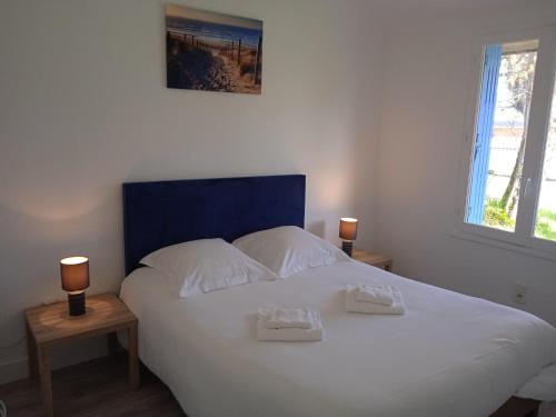 En eller flere senge i et værelse på Les gîtes de la fontaine