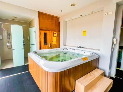Koupelna v ubytování Exquisite 3BR Surabaya Apartment at Via Tower Ciputra World by Le Ciel Hospitality