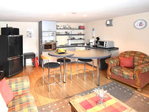 eine Küche und ein Wohnzimmer mit einem Tisch und Stühlen in der Unterkunft Comfortable holiday home in the Weser Uplands with saunas and solarium in Schieder-Schwalenberg
