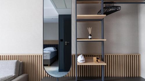 um quarto com um espelho e um quarto com uma cama em Umi Hotel em Sopot