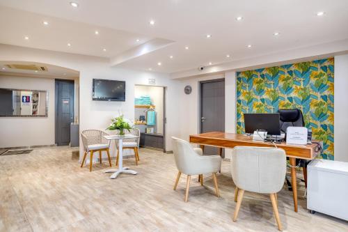 Galeriebild der Unterkunft Roc Hotel - Hôtel 4 étoiles les pieds dans l'eau in Le Lavandou