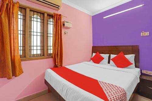 チェンナイにあるOYO Flagship 82883 YUME Staysのベッドルーム1室(紫と赤のベッド1台付)