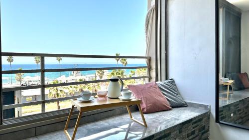 un tavolo su un balcone con vista sull'oceano di Diamond 2bed apartment with jacuzzi by the sea a Haifa