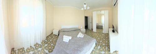 una camera da letto con un letto e una televisione di PARADISO a Salerno