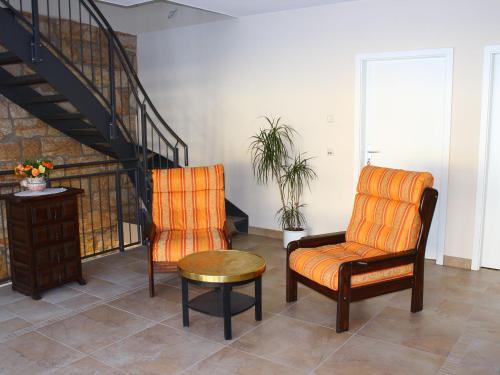 sala de estar con 2 sillas y escalera en Cosy Apartment in Wei ig with Garden, en Struppen