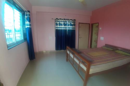 1 dormitorio con cama y ventana en SPOT ON Hotel Shree Durga Palace, en Sāngli