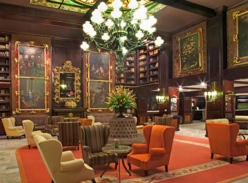 a large room with chairs and a chandelier at Hotel Geneve CD de Mexico in Mexico City