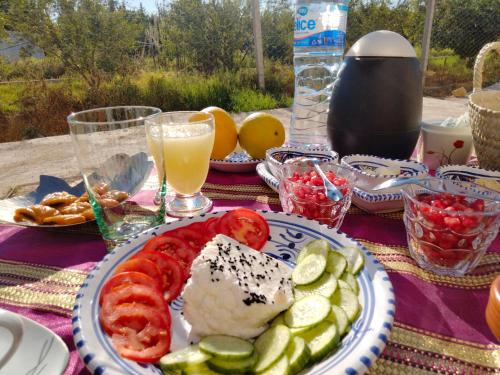 einen Tisch mit einem Teller Essen auf dem Tisch in der Unterkunft Henchir ejdoud in Kairouan