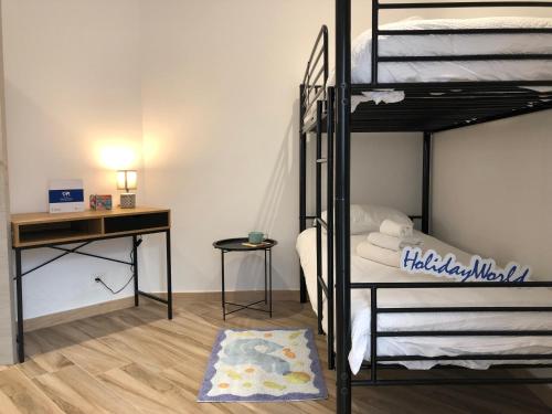 1 dormitorio con 2 literas y escritorio en Laura's House by Holiday World, en Aosta