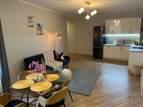 Il comprend un salon avec une table et une cuisine. dans l'établissement Marijas Street Apartment with Comfort for 5 in Riga Centre, à Riga