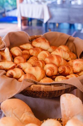 una cesta de bagels sentada sobre una mesa en Villa Del Sol Beach Resort & Spa, en Phan Thiet