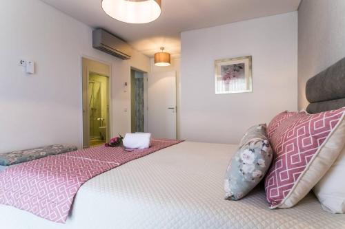 a bedroom with a bed with pink and white pillows at 2 bedrooms appartement with wifi at Fatima in Fátima