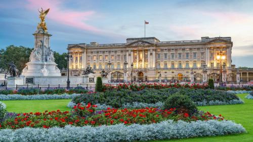 a palace with a garden in front of it at Luxury 1-Bed Apartment in sought after prime London location in London