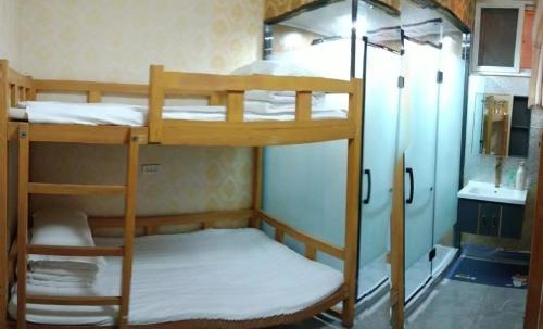 a couple of bunk beds in a room at Pingyao Jiaxin Guesthouse in Pingyao