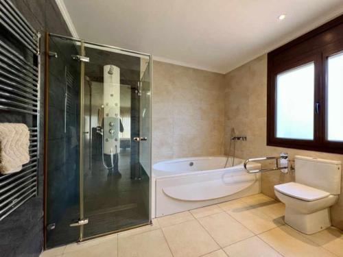 Ένα μπάνιο στο Casa Judibar con zona de barbacoa y piscina