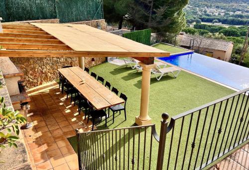 Casa Mas Ambros con piscina desbordante