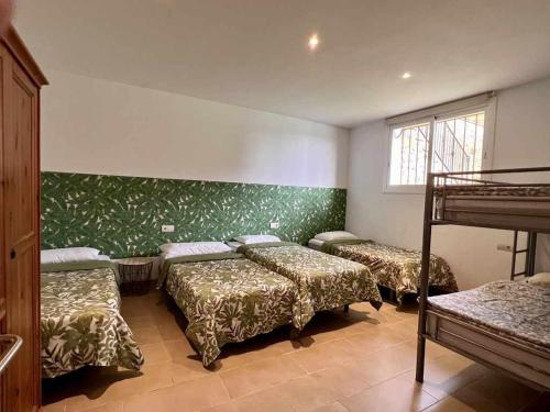 Ένα ή περισσότερα κρεβάτια σε δωμάτιο στο Casa Mas Ambros con piscina desbordante
