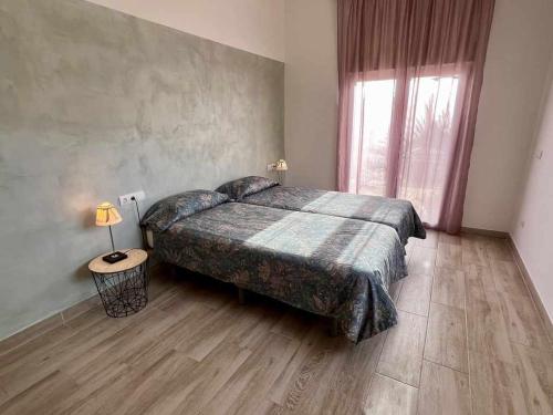 Ένα ή περισσότερα κρεβάτια σε δωμάτιο στο Casa Mas Ambros con piscina desbordante
