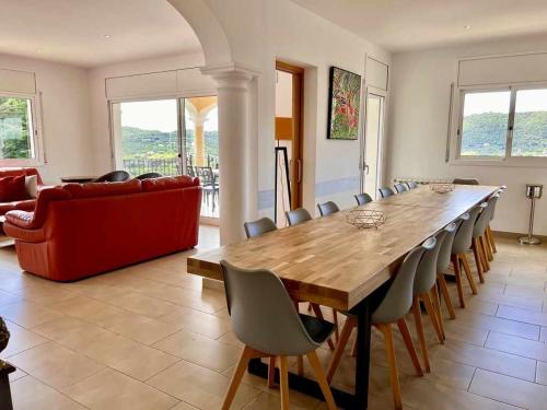 Χώρος καθιστικού στο Casa Mas Ambros con piscina desbordante
