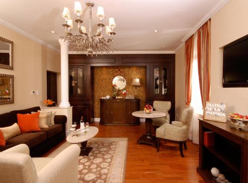 a living room with a couch and a table at Hotel Geneve CD de Mexico in Mexico City
