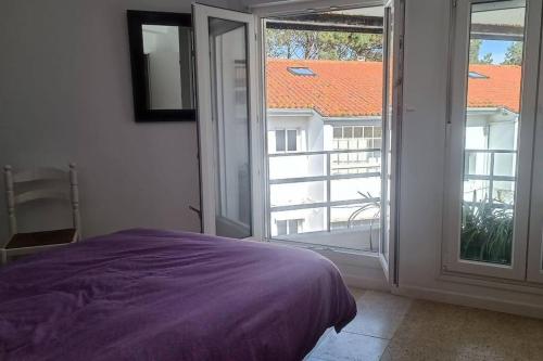 1 dormitorio con cama y ventana grande en Casa pepiño sv, en San Vicente do Mar