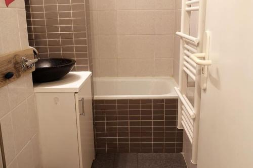 y baño con bañera y lavamanos. en Appartement à Seignosse Le Penon - 200m plage, en Seignosse