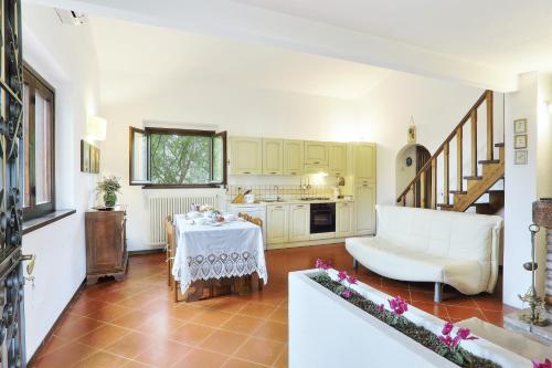 a living room with a table and a kitchen at I Sicomori - Seme di Carota - Glamping e appartamenti con piscina a Saturnia in Saturnia