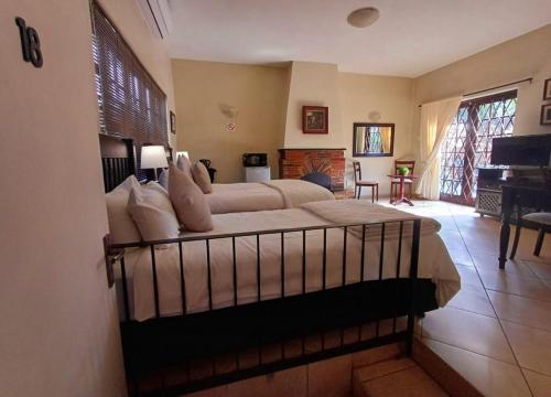 En eller flere senger på et rom på Lauriston Guesthouse
