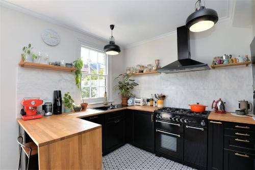 Een keuken of kitchenette bij 2 Bed House with garden - 20mins to London Stadium