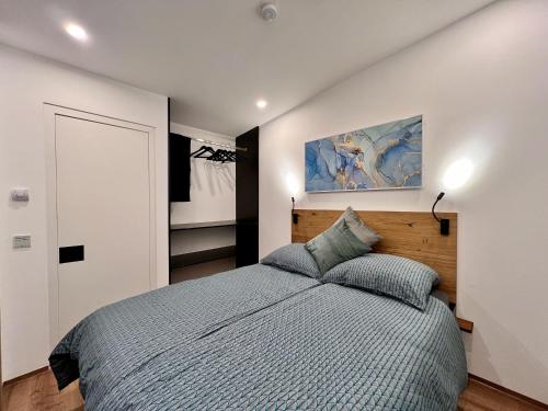 1 dormitorio con 1 cama y una pintura en la pared en Fewo im Taubenhaus, en Bad Lausick