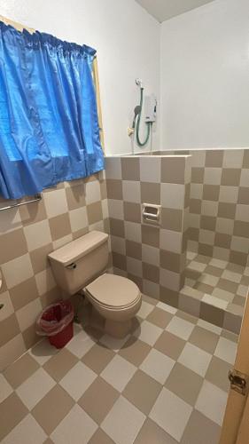 uma casa de banho com WC e piso em azulejo em Villa Sabang Beach Resort em Puerto Galera