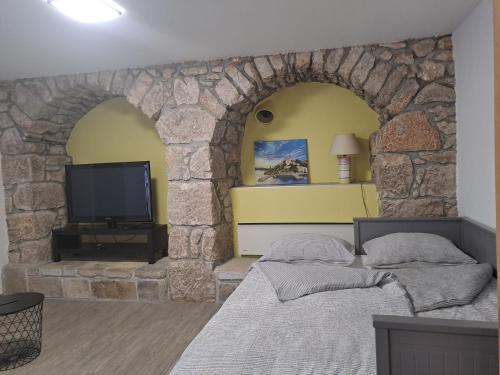 ヴルブニクにあるGretaの石壁のベッドルーム1室(ベッド2台付)