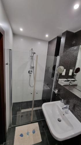 a bathroom with a sink and a shower at Apartament w Willi Woda w Juracie in Jurata