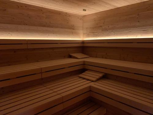 an empty sauna with wooden benches in a room at Alpenhotel Sonneck - mit Bergbahnticket in Bad Hindelang