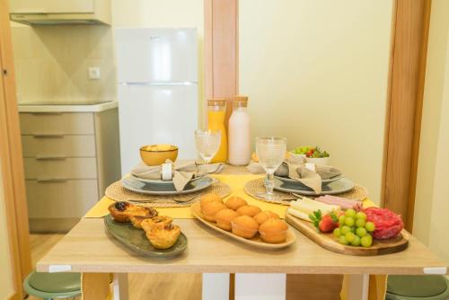 uma mesa com pratos de comida e fruta em Host Wise - Porto Urban Escape no Porto