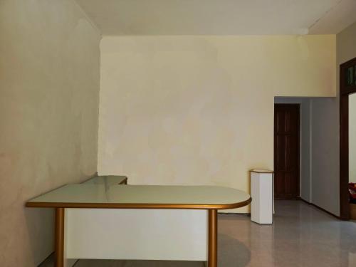 a table in the middle of a room at Bebek Kuning Residence in Blimbing