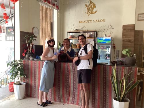 a group of three people standing at a counter at Du Gia View Homestay in Làng Cac