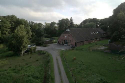 einen Luftblick auf einen Bauernhof mit einer Scheune und einer Straße in der Unterkunft Ferienhof Landhaus Markus Southern Switzerland in Süderschwei